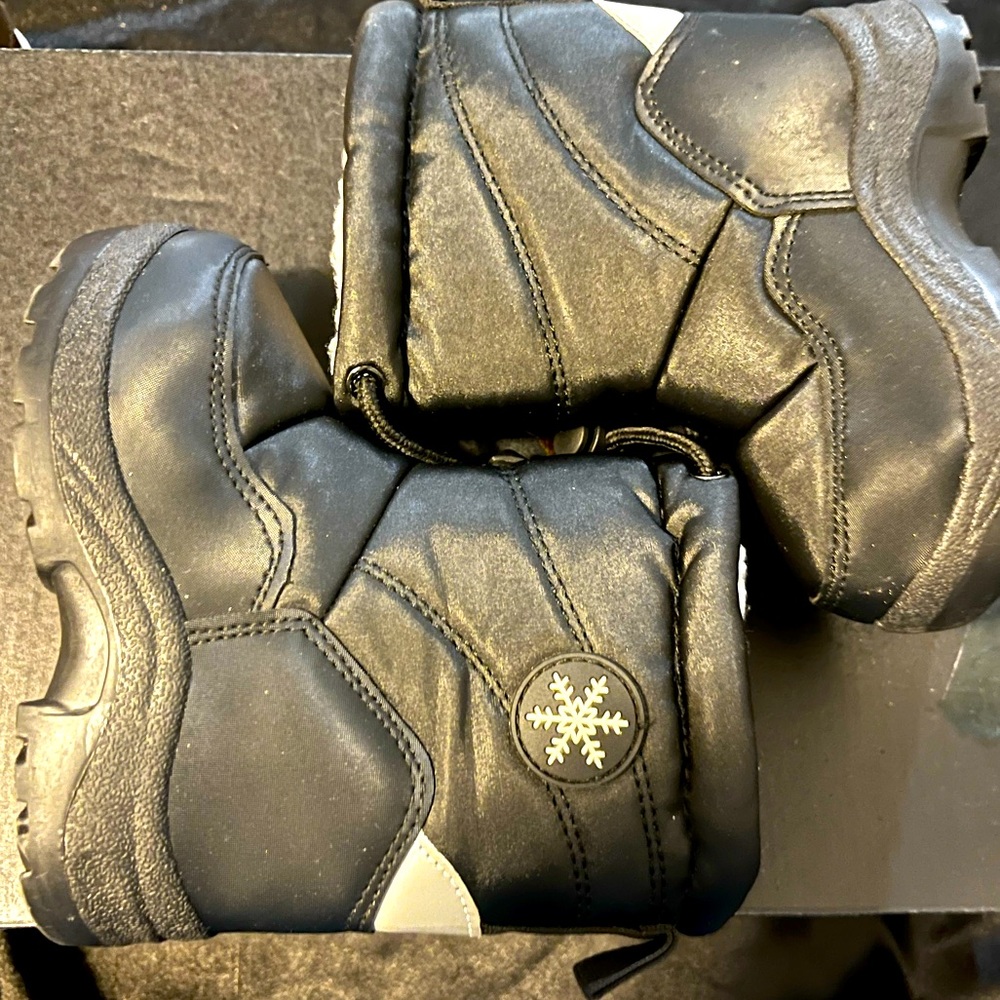 Gently used kids snow boots size 6c